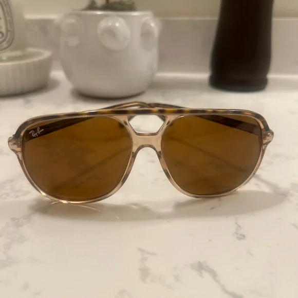 Ray-Ban Tortoise Shell Sunglasses with Black Case - Picture 4 of 8